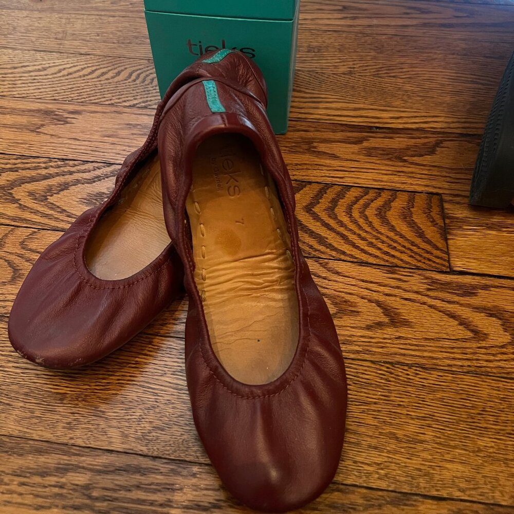 Size 7 Burgundy Tieks